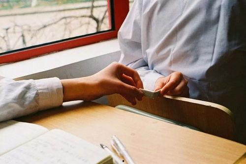 上课传纸条吃瓜娱乐,揭秘学生们的“吃瓜”娱乐时光